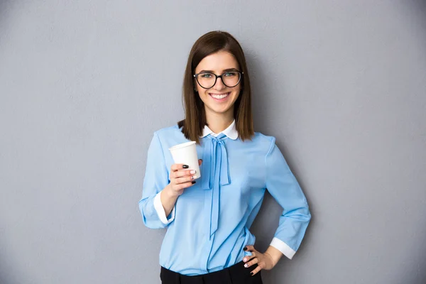 Веселая деловая женщина держит чашку кофе — стоковое фото