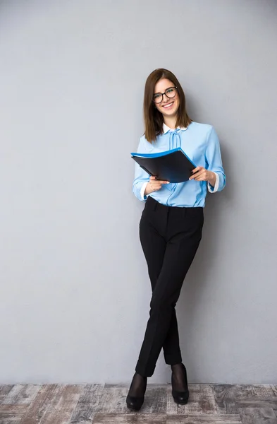 Retrato de comprimento total de uma jovem empresária com pasta — Fotografia de Stock