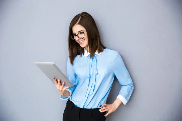 Mujer de negocios feliz usando tableta — Foto de Stock