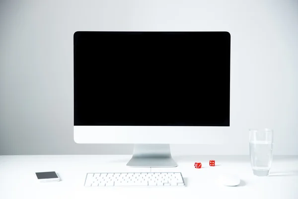 Ofiste tabloda becerikli alet ile kişisel bilgisayar — Stok fotoğraf
