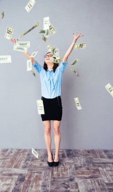 İş kadını dolar faturaları yağmur altında duran