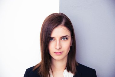 Sevimli genç işkadını kameraya bakıyor