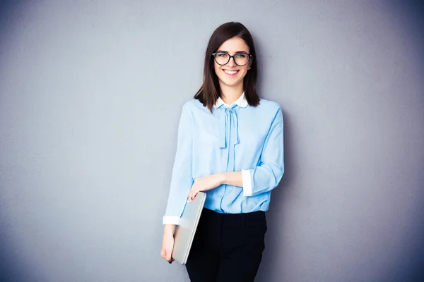 Porträtt av leende affärskvinna hålla laptop — Stockfoto