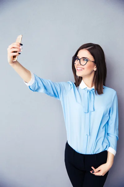 Gelukkig zakenvrouw maken selfie foto — Stockfoto