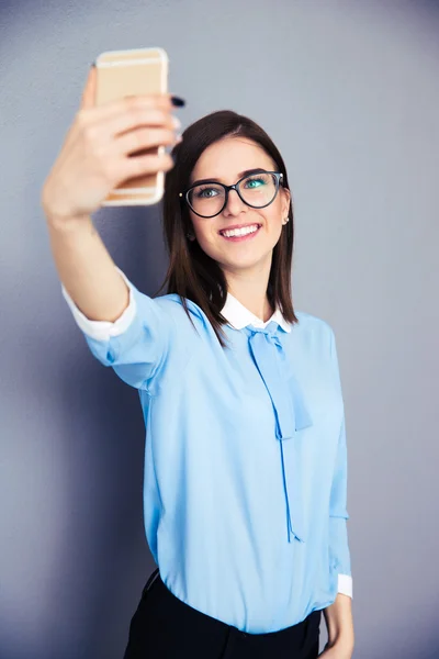Glimlachende zakenvrouw maken selfie foto — Stockfoto