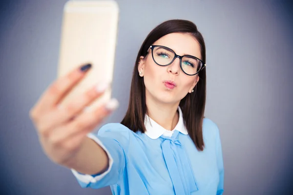 Rolig affärskvinna gör selfie Foto — Stockfoto