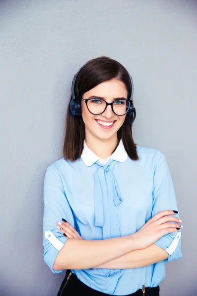 Glückliche Betreiberin mit Telefon-Headset — Stockfoto