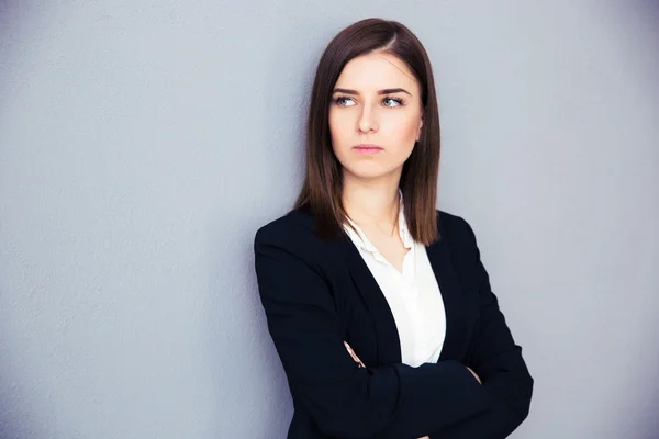 Jeune femme d'affaires sérieuse avec les bras croisés — Photo