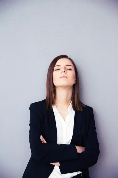 Mujer de negocios cansada durmiendo sobre fondo gris —  Fotos de Stock