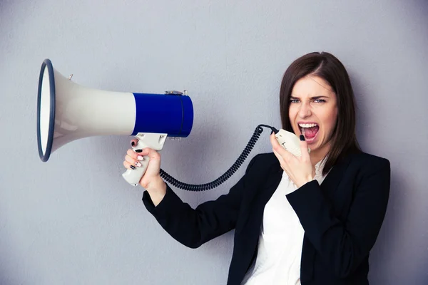 Jonge zakenvrouw schreeuwen met megafoon — Stockfoto