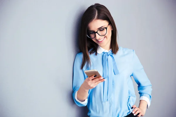 Feliz mujer de negocios usando smartphone Fotos de stock libres de derechos