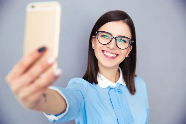 Smilende forretningskvinne som lager selfiefotografi stockbilde