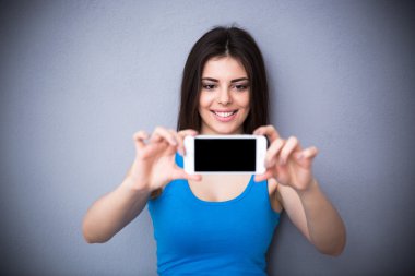 Gülümseyen genç kadın selfie fotoğraf yapma