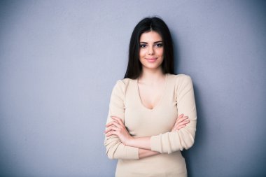 Katlanmış silah ile mutlu bir büyüleyici kadın portresi