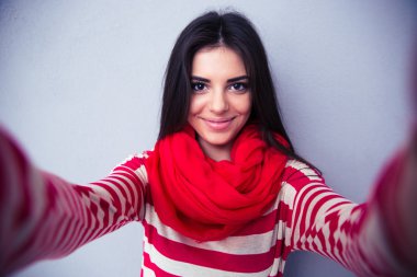 Sevimli kadın selfie gri arka plan üzerinde yapma