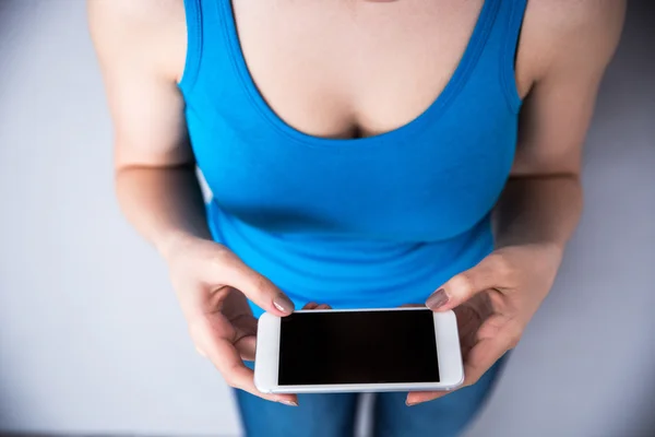 Imagen de primer plano de manos femeninas sosteniendo el teléfono inteligente —  Fotos de Stock