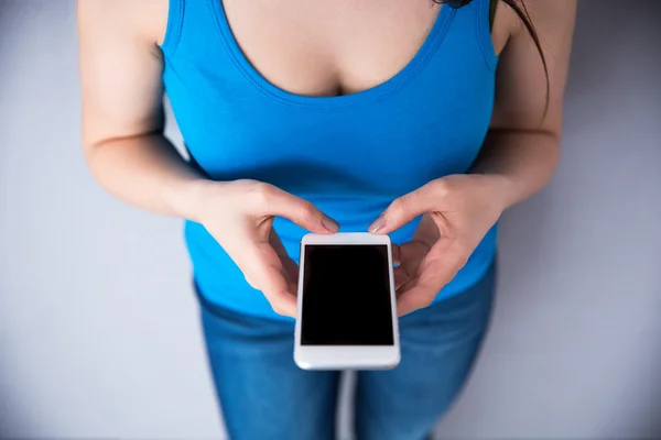 Image rapprochée de mains féminines à l'aide d'un smartphone — Photo