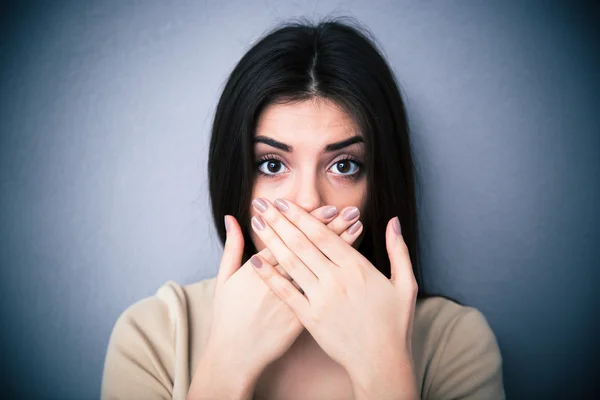 Porträt einer jungen Frau, die ihren Mund bedeckt — Stockfoto