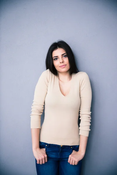 Retrato de una linda mujer posando sobre fondo gris — Foto de Stock