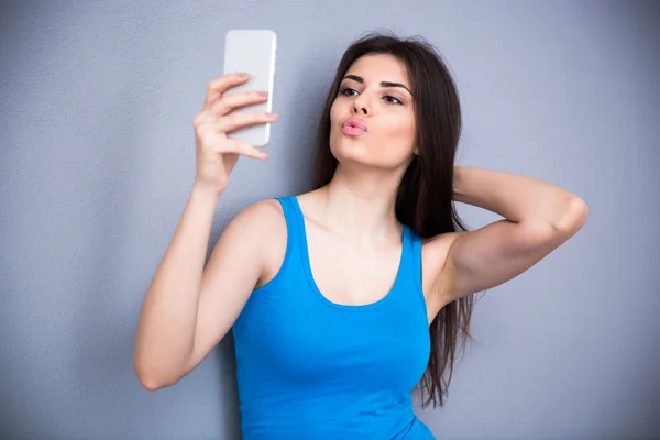 Jovem bonito mulher fazendo selfie foto — Fotografia de Stock