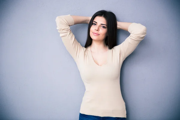 Retrato de atraente jovem mulher sobre fundo cinza — Fotografia de Stock