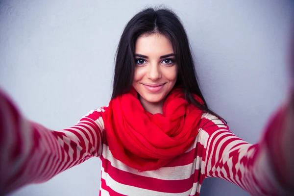 Mulher bonito fazendo selfie sobre fundo cinza — Fotografia de Stock