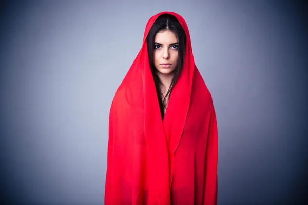 Retrato de mujer encantadora en tela roja —  Fotos de Stock