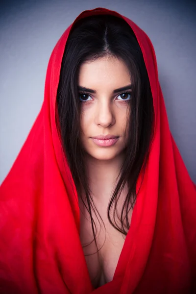 Porträt einer süßen jungen Frau in rotem Tuch — Stockfoto