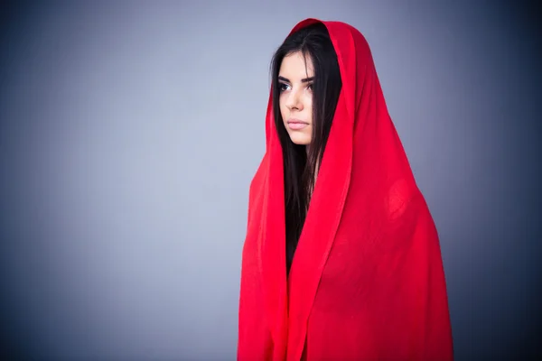 Retrato de una hermosa mujer en tela roja —  Fotos de Stock