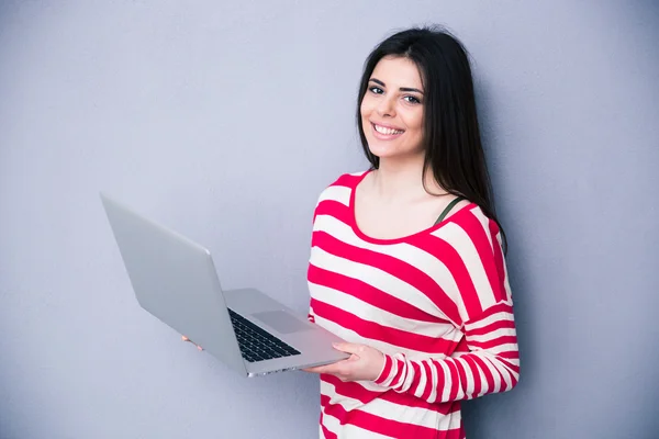 美丽微笑的女人站与笔记本电脑 — 图库照片