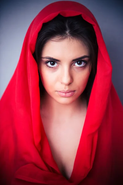 Retrato de mujer hermosa en tela roja — Foto de Stock