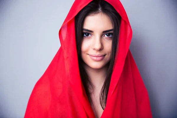 Retrato de una mujer feliz en tela roja —  Fotos de Stock