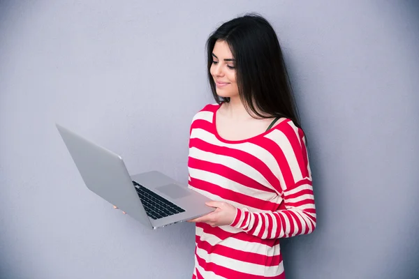 Beautiful happy woman standing with laptop — Stock Photo, Image