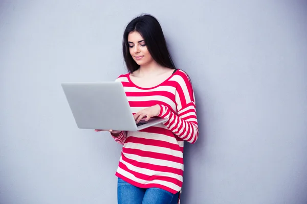 Giovane bella donna digitando sul computer portatile — Foto Stock