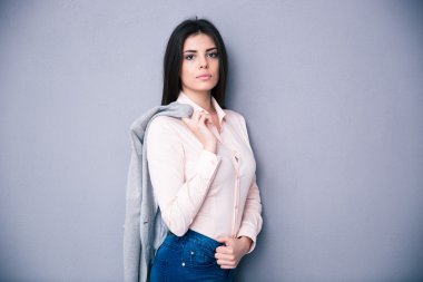 Ceket bir omuz üzerinde tutan genç güzel kadın