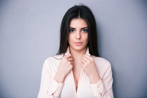 Retrato de uma mulher bonita sobre fundo cinza — Fotografia de Stock