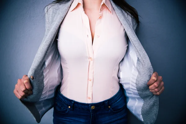 Imagen de cerca de una mujer de negocios mostrando sus pechos — Foto de Stock
