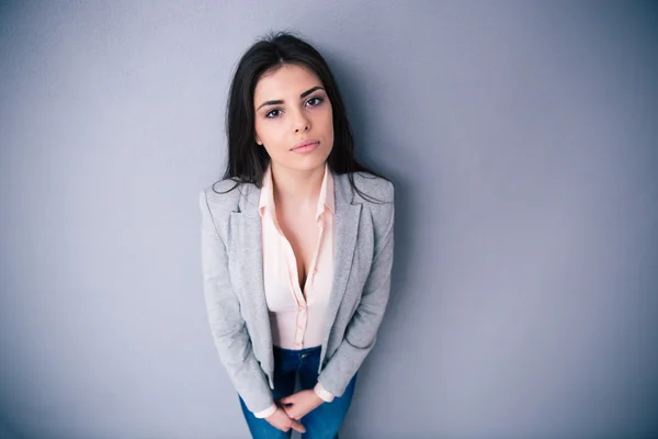 Retrato de una hermosa mujer mirando a la cámara —  Fotos de Stock