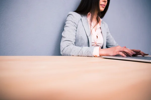 Immagine da primo piano di una donna che utilizza il computer portatile — Foto Stock