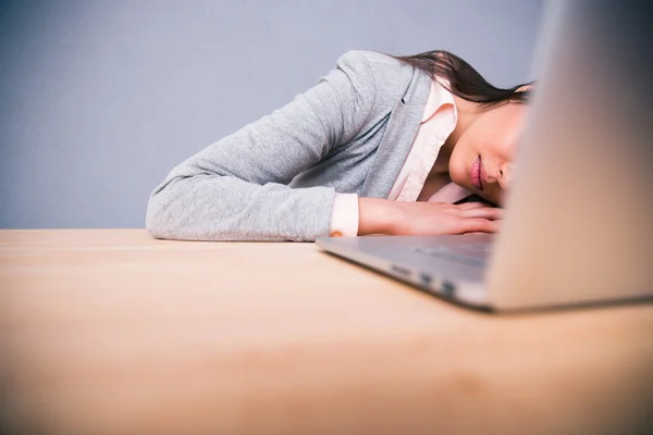 Bonita mulher de negócios dormindo na mesa — Fotografia de Stock