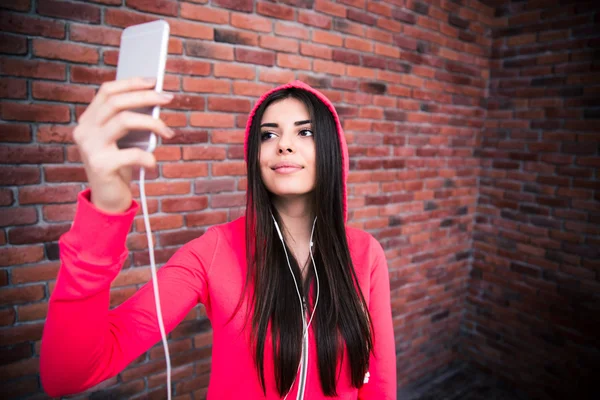 Szczęśliwa młoda kobieta sprawny co selfie Zdjęcie — Zdjęcie stockowe