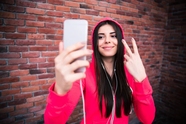 Lächelnde sportliche portive Frau macht Selfie-Foto — Stockfoto