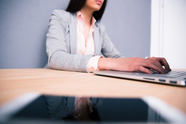 Dizüstü bilgisayar kullanan bir iş kadınının portresi