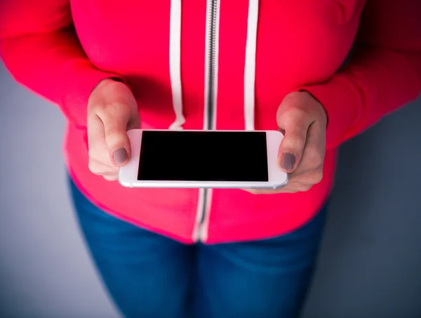 Imagen de primer plano de manos femeninas sosteniendo el teléfono inteligente — Foto de Stock