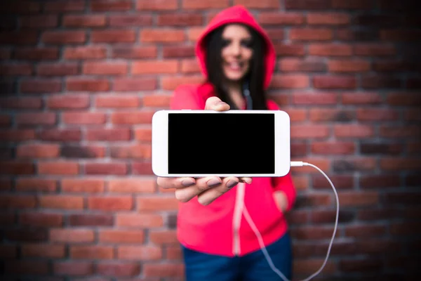 Kvinde viser blank smartphone skærm - Stock-foto