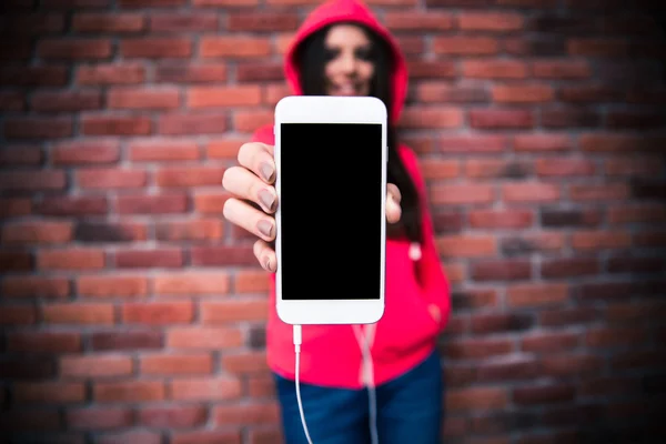 Kvinde viser blank smartphone skærm - Stock-foto