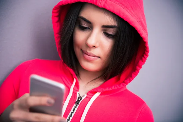 Portrait of a young beautiful woman with smartphone — Stock Photo, Image