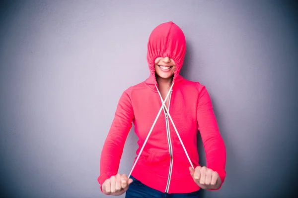 Retrato de una mujer cubriéndose los ojos con capucha — Foto de Stock