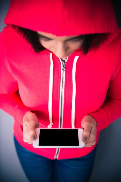 Nahaufnahme Porträt einer Frau mit Smartphone — Stockfoto