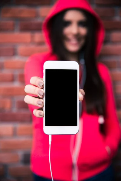 Mujer mostrando pantalla de teléfono inteligente en blanco —  Fotos de Stock